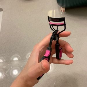 Eyelash curler, popular on Amazon